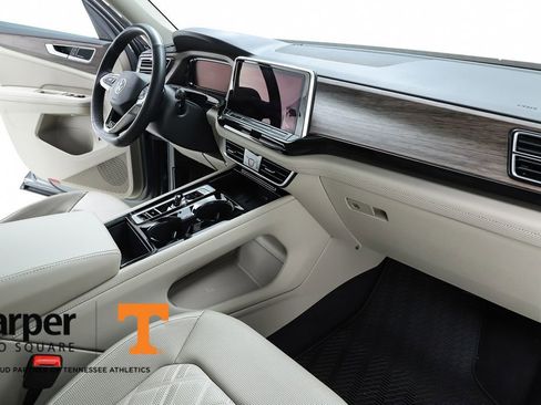 Used 2025 Volkswagen Atlas SEL Premium R-Line image 33