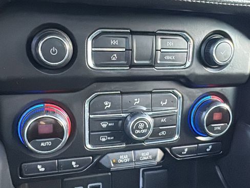 Used 2021 Chevrolet Tahoe LT w/ LT Signature Package image 32