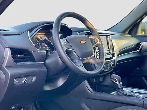 Used 2023 Chevrolet Traverse LT image 9