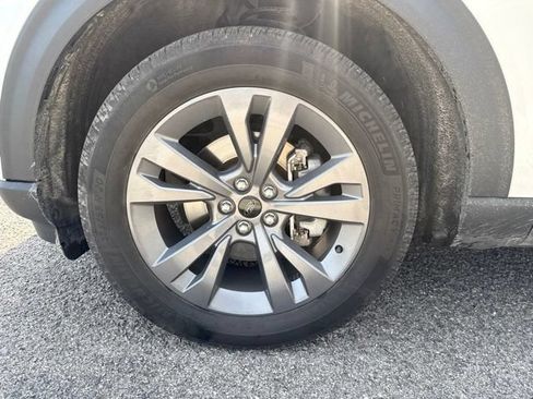 Used 2023 Ford Explorer XLT w/ Equipment Group 202A AWD/4WD image 3