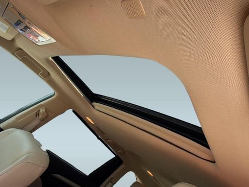Used 2019 Toyota Highlander XLE FWD image 22