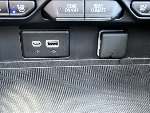 Used 2024 Chevrolet Suburban High Country image 27