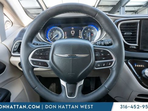Used 2023 Chrysler Pacifica Touring-L FWD image 6