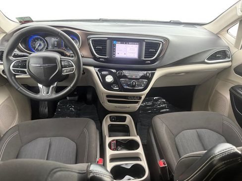 Used 2022 Chrysler Voyager LX FWD image 13