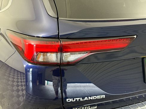 Used 2023 Mitsubishi Outlander SE image 36