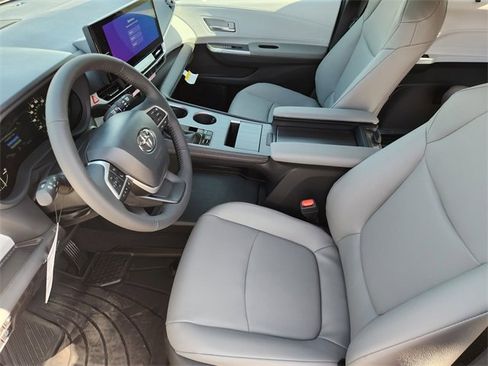 New 2026 Toyota Sienna XLE image 9