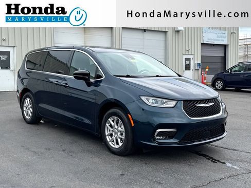 Used 2025 Chrysler Pacifica Select FWD image 1