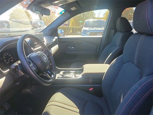 Used 2025 Honda Pilot Sport image 17