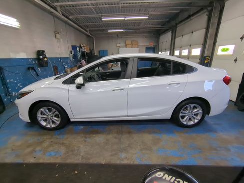 Used 2019 Chevrolet Cruze LT w/ Convenience Package image 2