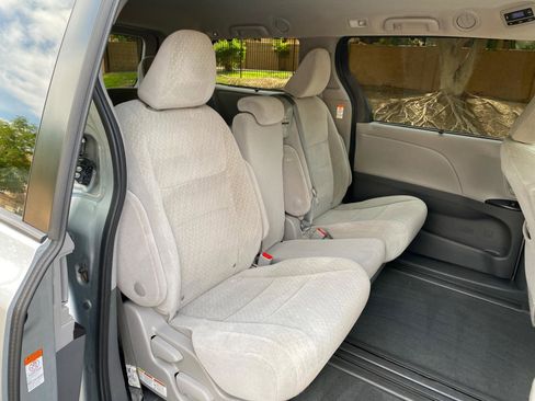 Used 2020 Toyota Sienna LE w/ LE Preferred Package image 50