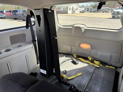 Used 2012 Dodge Grand Caravan SXT FWD image 14