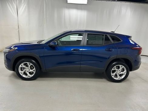 Used 2024 Chevrolet Trax LS w/ LS Convenience Package FWD image 8
