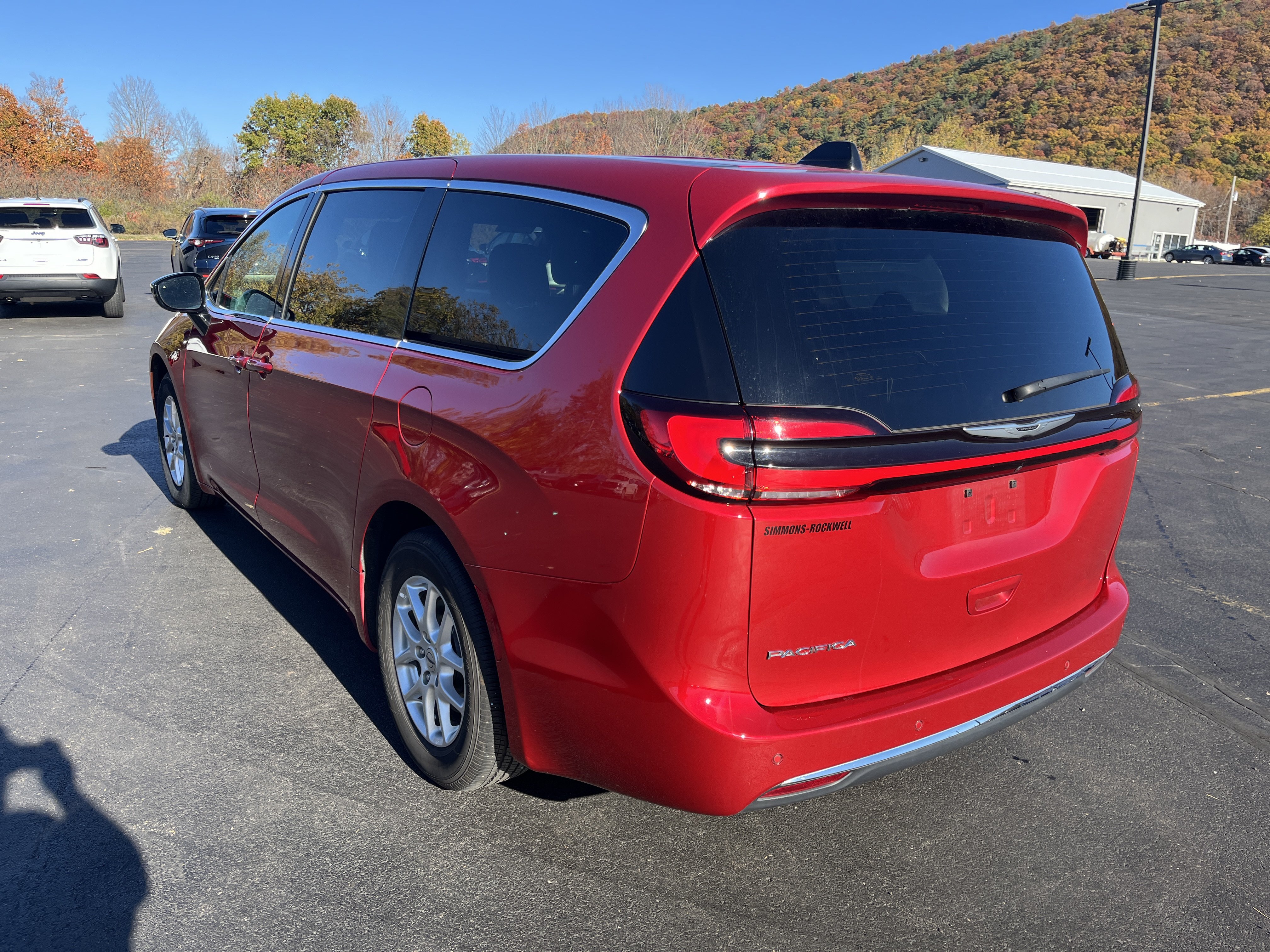Used 2025 Chrysler Pacifica Select FWD image 5