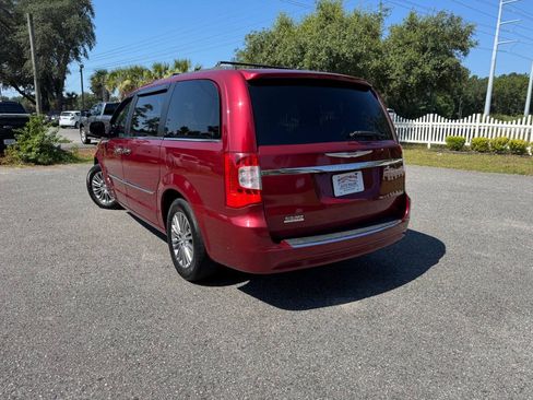 Used 2013 Chrysler Town & Country Touring-L w/ Entertainment Group #2 FWD image 10