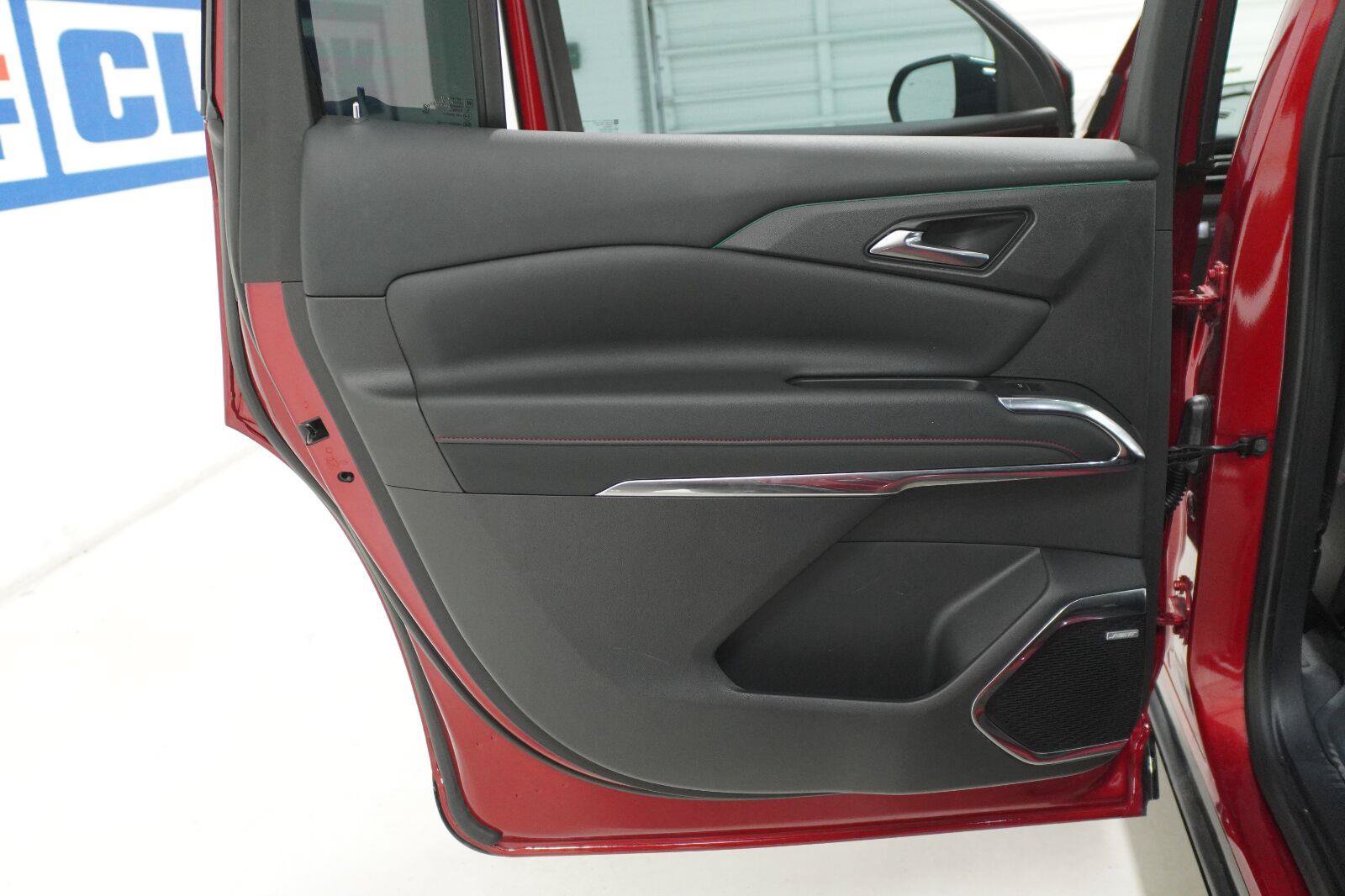 Used 2025 Chevrolet Traverse RS w/ LPO, Floor Liner Package FWD image 37