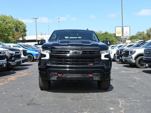 Used 2024 Chevrolet Silverado 1500 LT Trail Boss w/ LT Trail Boss Premium Package AWD/4WD image 2