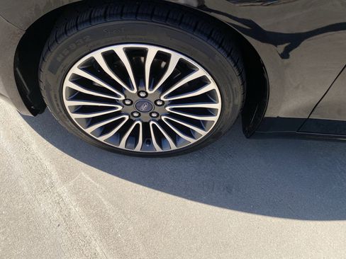 Used 2017 Ford Fusion SE w/ Fusion SE Technology Package FWD image 2