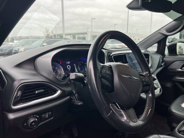 Used 2018 Chrysler Pacifica Touring-L Plus w/ S Appearance Package FWD image 9