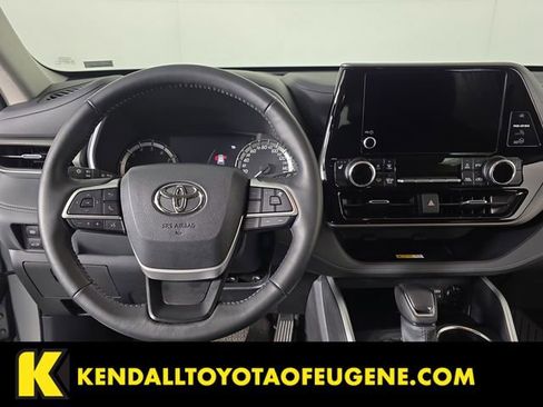 Used 2025 Toyota Highlander XLE image 9