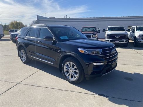 Used 2023 Ford Explorer XLT w/ Equipment Group 202A image 3