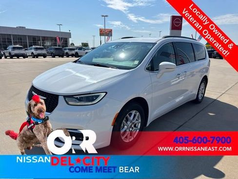 Used 2022 Chrysler Pacifica Touring-L FWD image 1