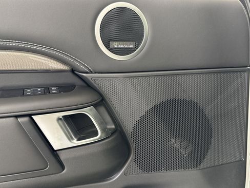 Certified 2025 Land Rover Discovery Metropolitan Edition image 24