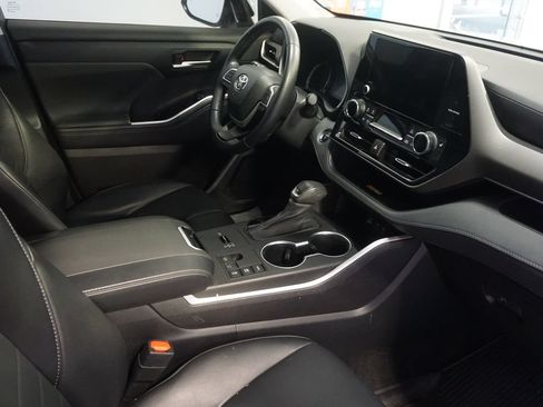 Used 2023 Toyota Highlander XLE AWD/4WD image 25