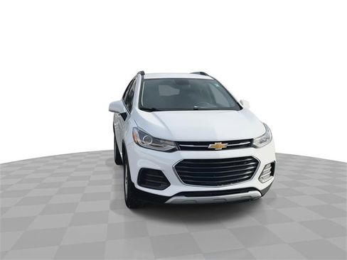 Certified 2022 Chevrolet Trax LT w/ LT Convenience Package image 3