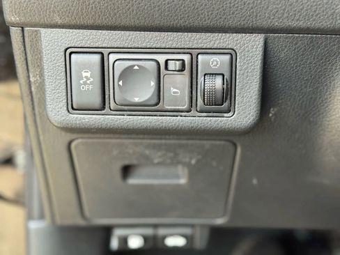 Used 2011 Nissan Versa Hatchback w/ Premium Pkg FWD image 16