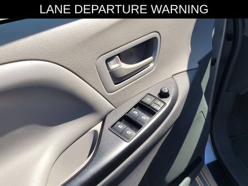 Used 2019 Toyota Sienna L w/ Carpet Mat Package FWD image 14