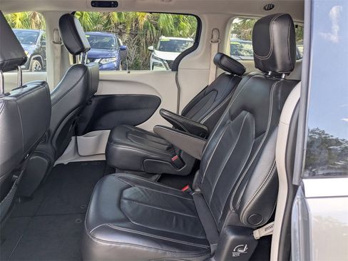 Used 2022 Chrysler Pacifica Touring-L image 15