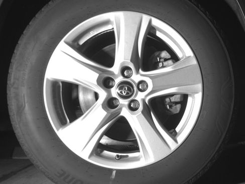 Used 2025 Toyota Highlander LE FWD image 13