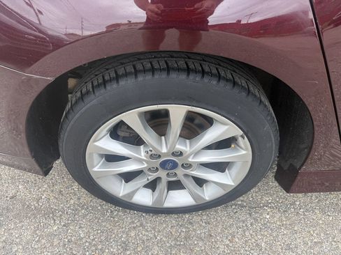 Used 2017 Ford Fusion SE w/ Fusion SE Technology Package FWD image 8