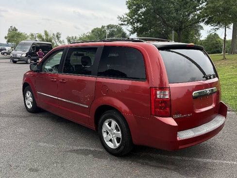Used 2008 Dodge Grand Caravan SXT w/ Entertainment Group 2 FWD image 4