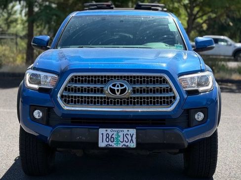 Used 2017 Toyota Tacoma TRD Off-Road AWD/4WD image 8