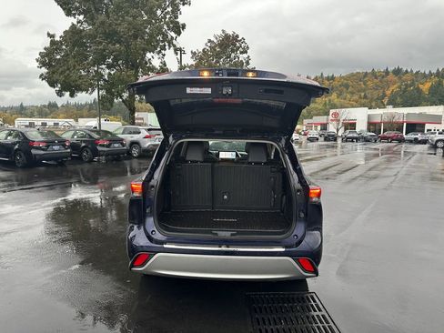 Used 2021 Toyota Highlander Platinum image 11