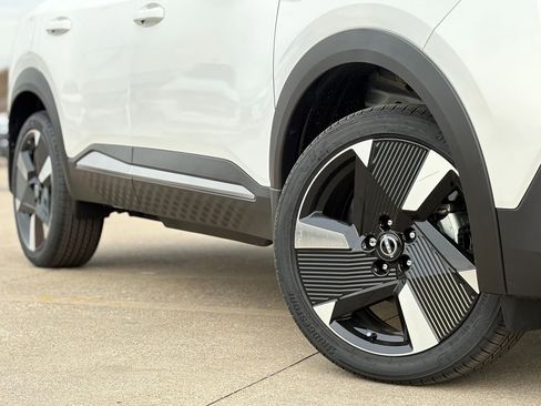 New 2026 Nissan Kicks SR w/ SR Premium Package FWD image 7
