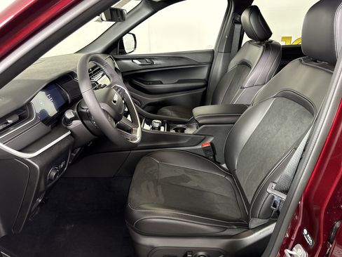 New 2025 Jeep Grand Cherokee Altitude image 12