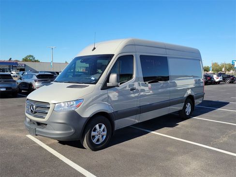 Used 2024 Mercedes-Benz Sprinter 2500 image 13