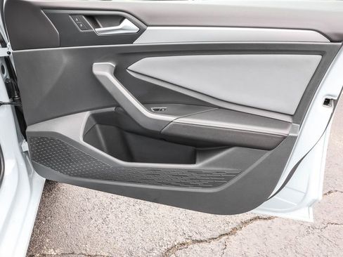 Used 2025 Volkswagen Jetta SE image 40