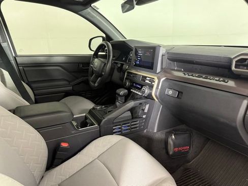 Used 2025 Toyota Tacoma SR5 AWD/4WD image 33