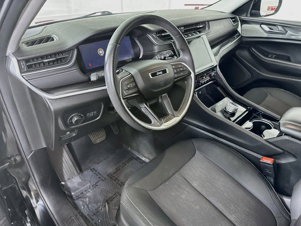 Used 2023 Jeep Grand Cherokee Laredo w/ Luxury Tech Group I AWD/4WD image 18