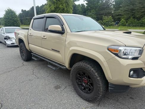 Used 2019 Toyota Tacoma TRD Sport AWD/4WD image 3