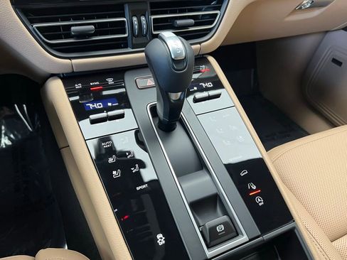 Used 2026 Porsche Macan AWD/4WD image 11