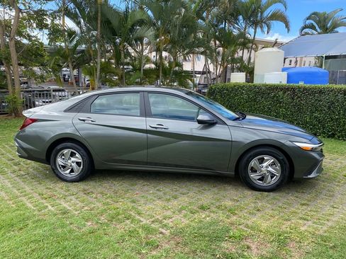 Used 2025 Hyundai Elantra SE image 8