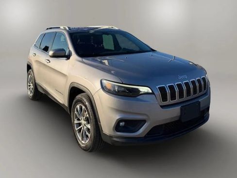 Used 2019 Jeep Cherokee Latitude Plus w/ Cold Weather Group AWD/4WD image 1