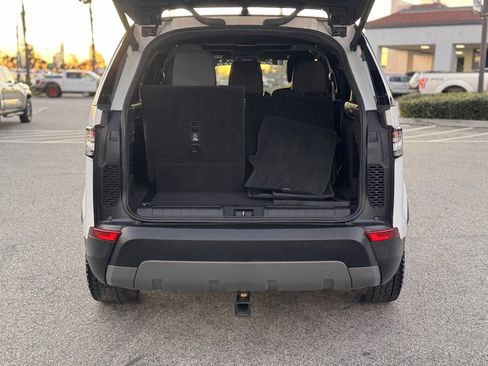 Used 2018 Land Rover Discovery SE image 13