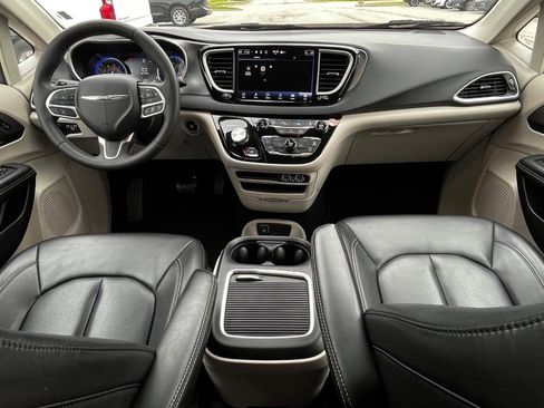 Used 2023 Chrysler Pacifica Touring-L FWD image 16