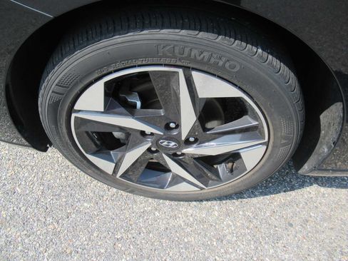 Used 2023 Hyundai Elantra SEL w/ Convenience Package FWD image 11