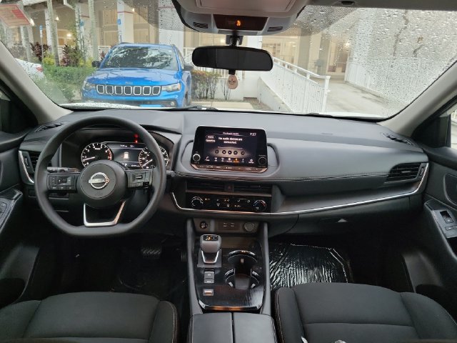 Used 2024 Nissan Rogue S FWD image 9